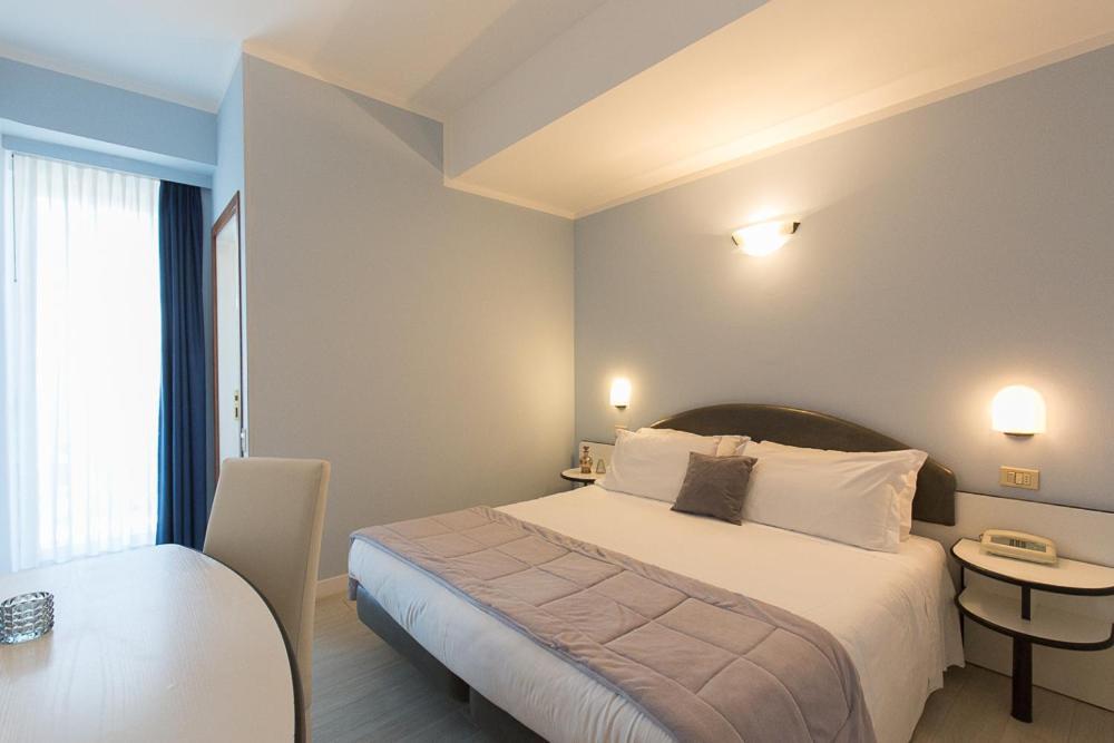 Hotel Trevi Riccione, In Centro Sul Mare